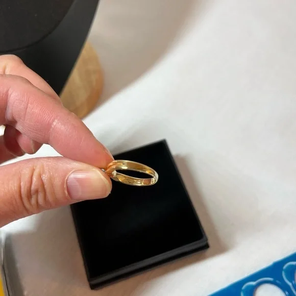 18k Gold Solitaire Diamond Ring. Diamond is .25ct S1 G; 3.5 grams. Size 4.5 - Picture 16 of 16